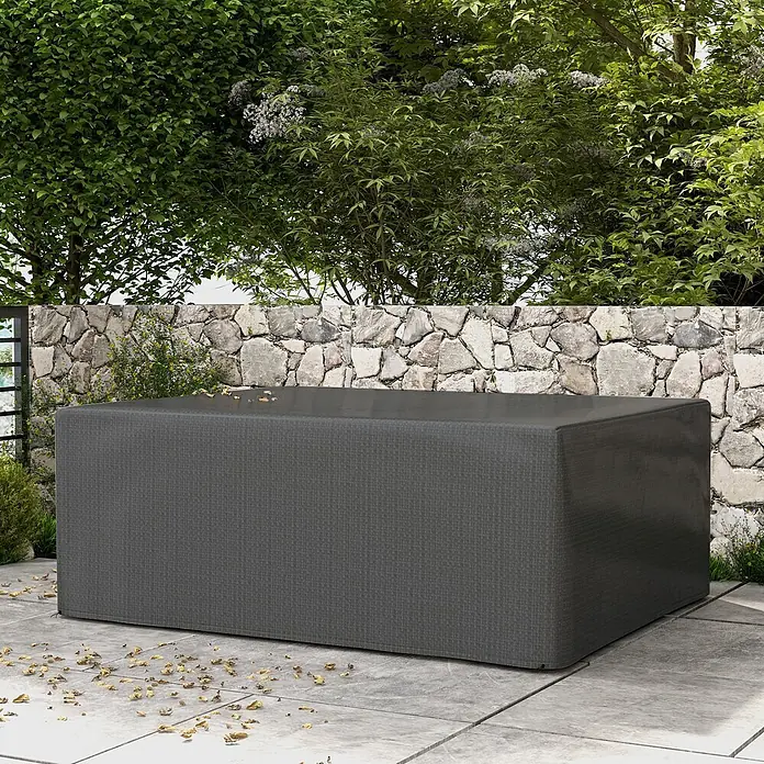 Outsunny Loungemöbel Schutzhülle - Polyethylen, Grau - Dunkelgraue gewebte Outdoor-Möbelabdeckung auf einer gepflasterten Terrasse.
