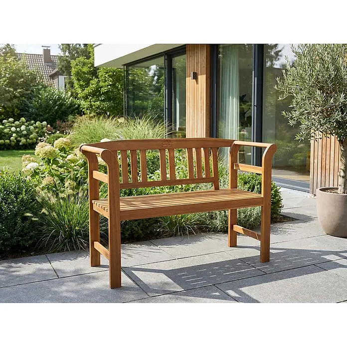 Prestige Home Living Outdoor Gartenbank Rose - B x T x H: 163 x 63 x 91 cm, Akazie, Braun - Braune Holzgartenbank auf einer Terrasse, umgeben von Grün und einem modernen Haus.
