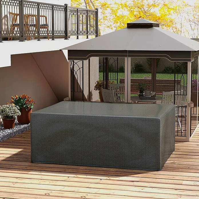 Outsunny Loungemöbel Schutzhülle - Polyethylen, Grau - Dunkelgraue Outdoor-Möbelabdeckung mit Webstruktur, die ein großes rechteckiges Möbelstück auf einer Holzterrasse schützt.