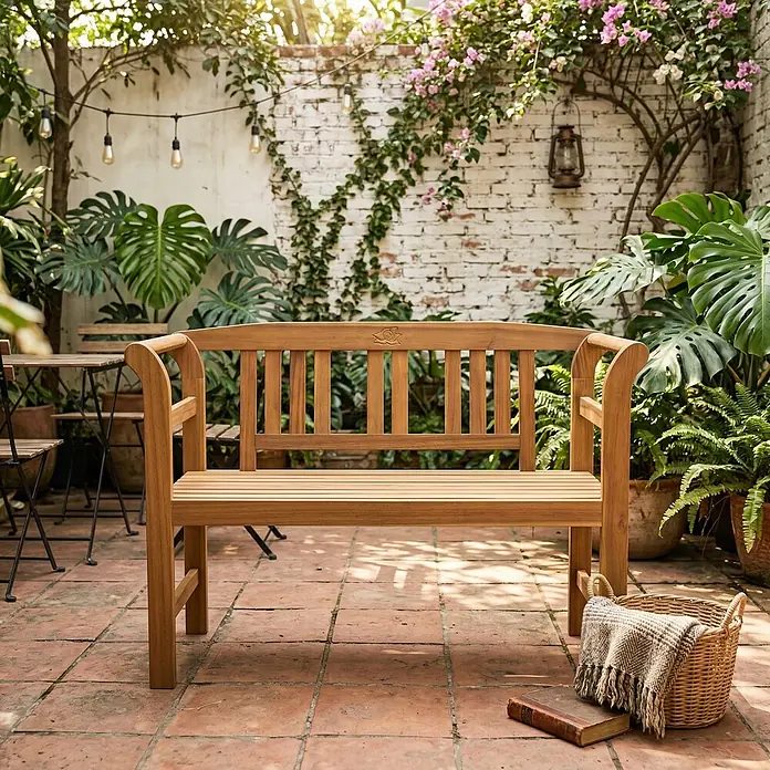 Prestige Home Living Outdoor Gartenbank Rose - B x T x H: 163 x 63 x 91 cm, Akazie, Braun - Teak-Gartenbank mit geschnitzter Rose auf der Rückenlehne, auf einer sonnigen Terrasse.
