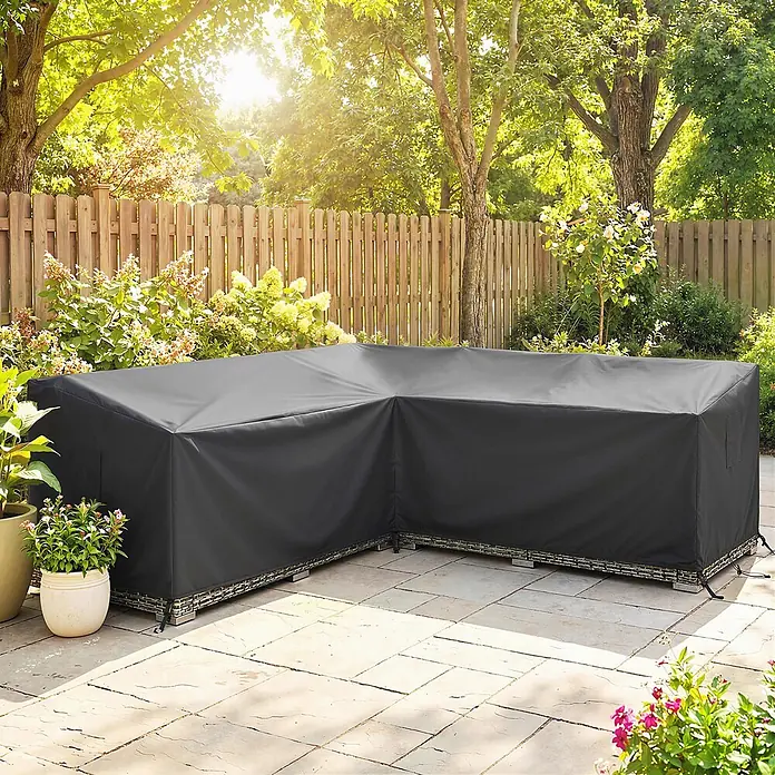 Outsunny Loungemöbel Schutzhülle - L x B x H: 216 x 216 x 78 cm, 420D Oxford-Gewebe, Schwarz - Schwarze L-förmige Outdoor-Möbelabdeckung schützt Gartenmöbel auf einer sonnigen Terrasse.