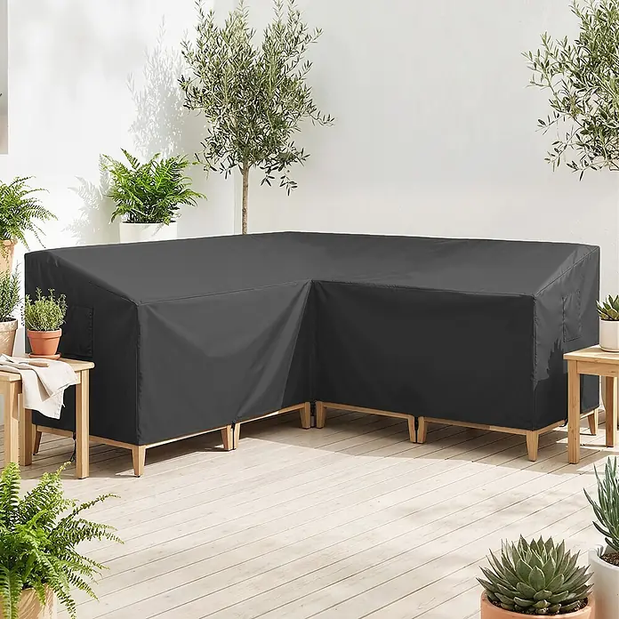 Outsunny Loungemöbel Schutzhülle - L x B x H: 216 x 216 x 78 cm, 420D Oxford-Gewebe, Schwarz - Dunkelgraue L-förmige Abdeckung schützt ein Outdoor-Ecksofa auf einer Terrasse.