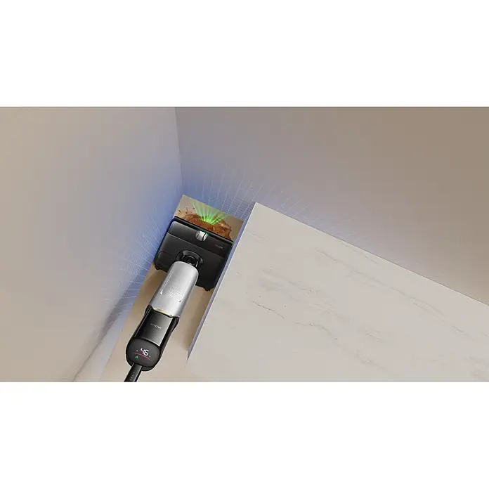Mova Aspirador en seco y húmedo de batería X4 Pro - 450 W, Volumen de recipiente: 760 ml - Una aspiradora escoba húmeda/seca negra y plateada con pantalla (46%) limpiando un derrame en una esquina.