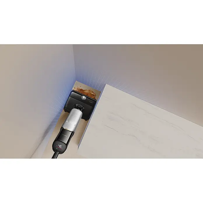 Mova Aspirador en seco y húmedo de batería X4 Pro - 450 W, Volumen de recipiente: 760 ml - Un limpiador de suelos negro y plateado con pantalla (46%) limpia una mancha marrón en un suelo claro en una esquina.