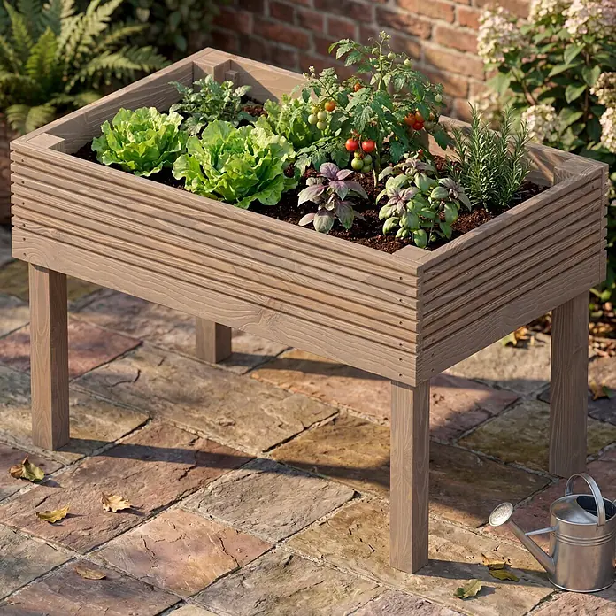 Siena Garden Hochbeet Maxi - 119 x 75 x 79 cm, Holz, Grau - Erhöhtes Holz-Hochbeet mit Lamellenwänden, bepflanzt, auf Steinplatten.