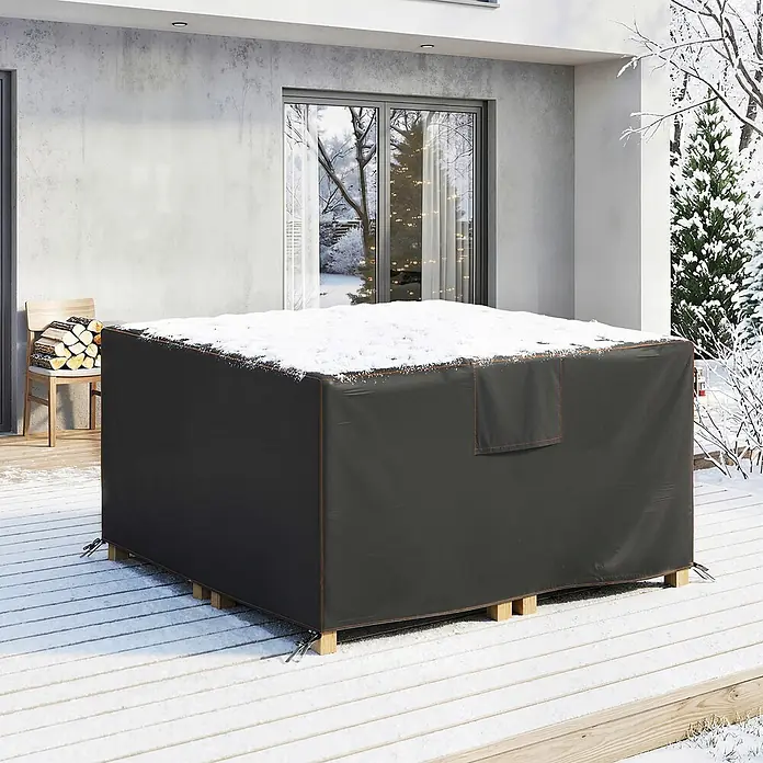 Outsunny Loungemöbel Schutzhülle - Oxford-Stoff, Schwarz - Dunkelgraue Outdoor-Schutzhülle mit orangefarbenen Nähten, auf einem Gegenstand auf einem schneebedeckten Winterdeck.