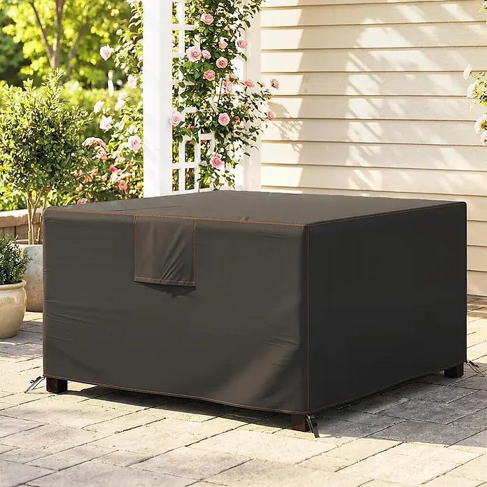 Outsunny Loungemöbel Schutzhülle - Oxford-Stoff, Schwarz - Dunkelgraue Outdoor-Möbelabdeckung mit orangefarbenen Nähten auf einer Terrasse.