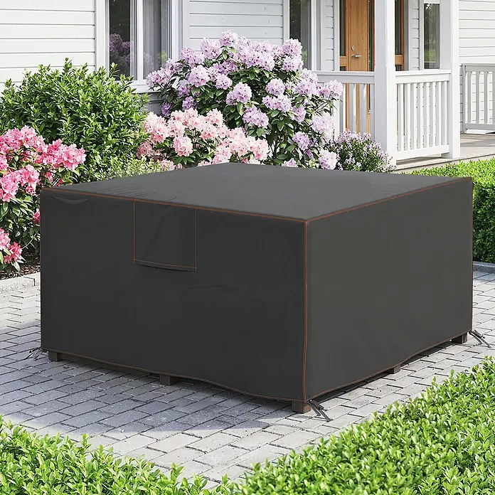 Outsunny Loungemöbel Schutzhülle - Oxford-Stoff, Schwarz - Dunkelgraue Outdoor-Möbelabdeckung mit orangefarbenen Nähten, die Gartenmöbel auf einer Terrasse schützt.