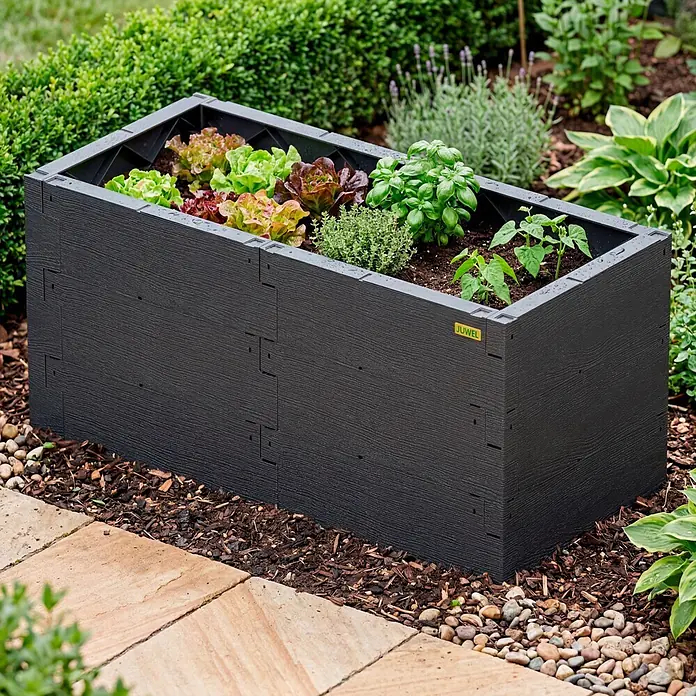 Juwel Hochbeet Timber 3-reihig - 130 x 60 x 60 cm, Kunststoff, Anthrazit - Dunkelgraues strukturiertes Hochbeet mit Salat, Basilikum, Thymian und Bohnenkeimlingen im Garten.