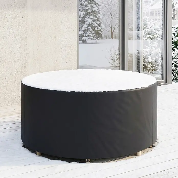 Outsunny Loungemöbel Schutzhülle - 420D Oxford-Gewebe, PU-Beschichtung, Schwarz - Runde schwarze Outdoor-Abdeckung mit einer Schneeschicht bedeckt.