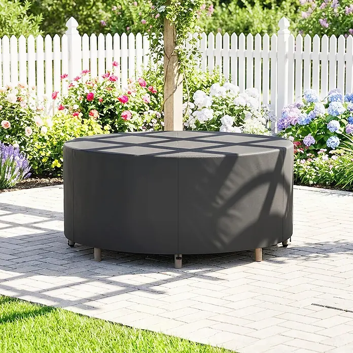Outsunny Loungemöbel Schutzhülle - 420D Oxford-Gewebe, PU-Beschichtung, Schwarz - Dunkelgraue runde Outdoor-Möbelabdeckung auf einer gepflasterten Terrasse mit Garten.