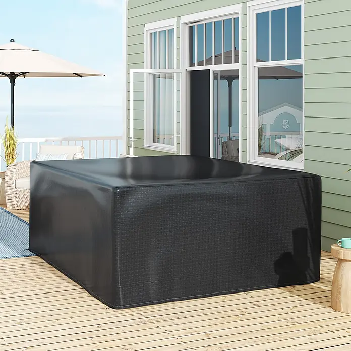 Outsunny Loungemöbel Schutzhülle - Polyethylen, Schwarz - Große schwarze, strukturierte Outdoor-Möbelabdeckung, die einen quadratischen Gegenstand auf einer Holzterrasse mit Meerblick schützt.