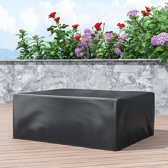 Outsunny Loungemöbel Schutzhülle - Polyethylen, Schwarz - Schwarze, rechteckige Gartenmöbelabdeckung auf Holzterrasse.