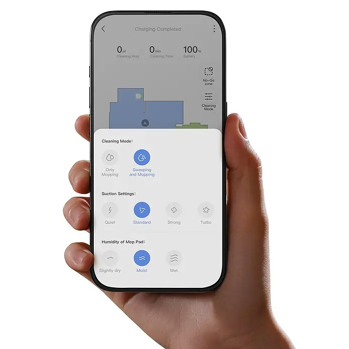 Mova Robot aspirador con mopa E30 Ultra - Potencia de aspiración: 7.000 Pa, Capacidad del robot: 300 ml - Mano sosteniendo un smartphone con una app de robot aspirador que muestra la configuración de modo, succión y humedad de la mopa.
