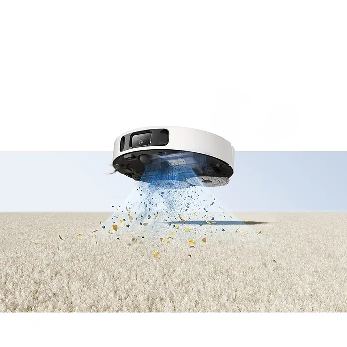 Mova Robot aspirador con mopa E30 Ultra - Potencia de aspiración: 7.000 Pa, Capacidad del robot: 300 ml - Robot aspirador blanco aspirando activamente suciedad y escombros de una alfombra clara.