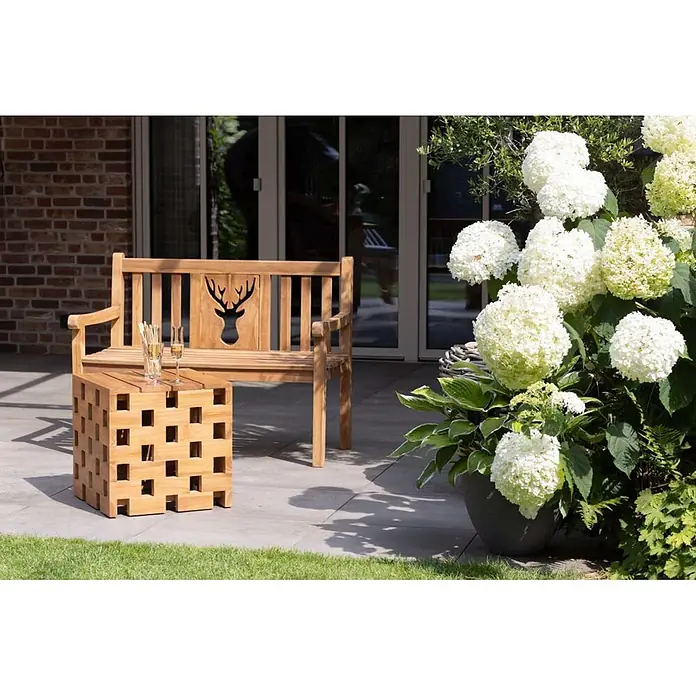 Bene Living Gartenbank Hirsch - B x T x H: 120 x 60 x 94 cm, Teakholz, Natur - Gartenbank aus Holz mit Hirschmotiv und passender würfelförmiger Beistelltisch mit Getränken auf einer Terrasse.