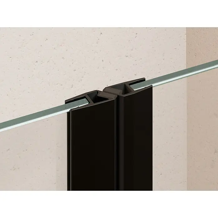 i-flair Dusch-Pendeltür BC94 - Schwarz, Beschichtet, Glasstärke: 6 mm - Schwarze Duschdichtung hält eine Glasscheibe an einer strukturierten Wand.