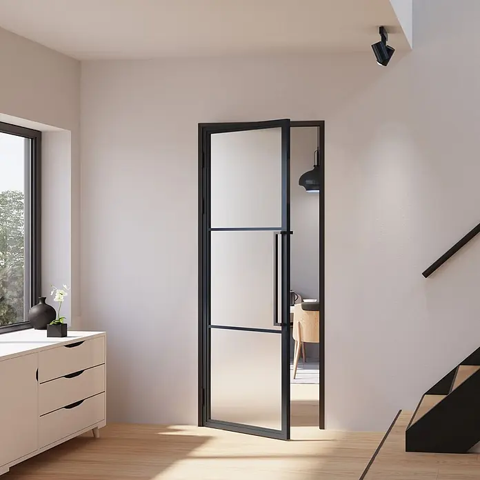 Inova Zimmertür Glasdrehtür ESG Glastür Komplettset 830 x 2115 Satiniert Griffstange - 830 x 2.115 mm, DIN Anschlag: Links, Schwarz - Moderne schwarze Stahltür mit Milchglas, teilweise geöffnet.