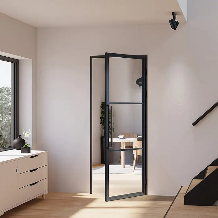 Inova Zimmertür Glasdrehtür ESG Glastür Komplettset 930 x 2315 Klarglas Griffstange - 930 x 2.315 mm, DIN Anschlag: Rechts, Schwarz - Schwarze Glastür mit Metallrahmen, offen zu einem anderen Raum.