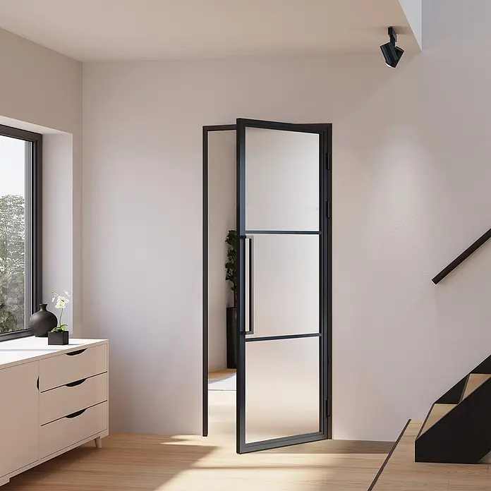 Inova Zimmertür Glasdrehtür ESG Glastür Komplettset 830 x 2115 Satiniert Griffstange - 830 x 2.115 mm, DIN Anschlag: Rechts, Schwarz - Schwarz gerahmte Glas-Drehtür, teilweise geöffnet, die einen modernen Innenraum zeigt.
