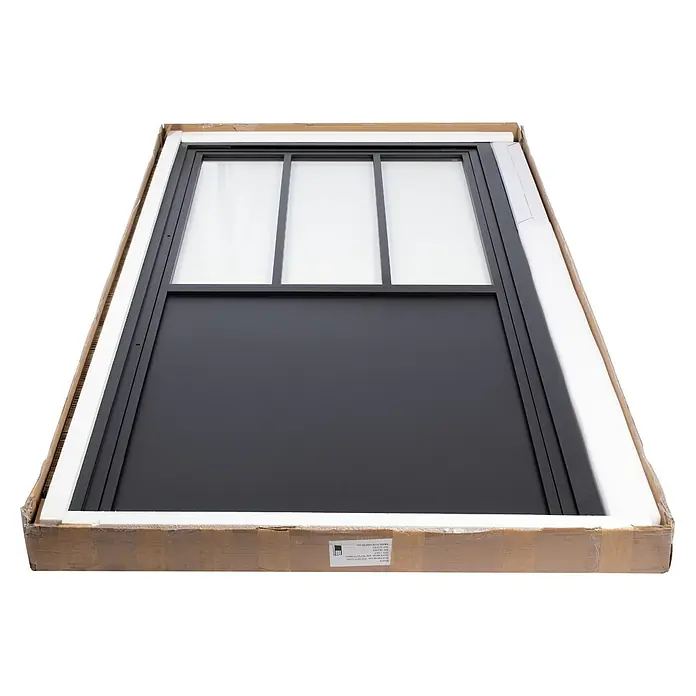 Inova Zimmertür Lofttür Komplettset Stahl DIN Rechts - 930 x 2.040 mm, DIN Anschlag: Rechts, Schwarz - Schwarze Innentür mit drei oberen Glasfeldern, sicher verpackt in einem Karton mit weißer Schaumstoffpolsterung für den Transport.