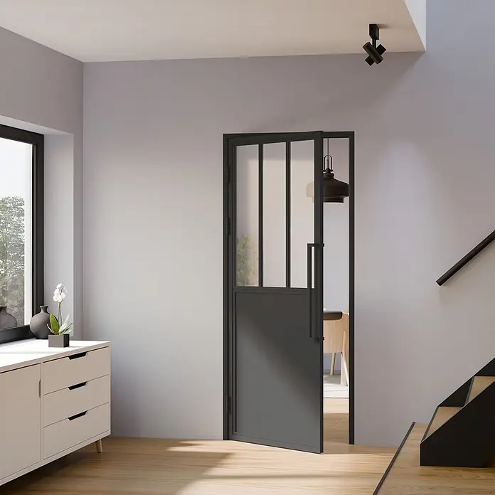 Inova Zimmertür Glasdrehtür ESG Glastür Komplettset 930 x 2040 Klarglas Griffstange - 930 x 2.040 mm, DIN Anschlag: Links, Schwarz - Dunkelgraue Glastür im Industrial-Stil, teilweise geöffnet, verbindet zwei moderne Räume. Metallrahmen und Glaspaneele als stilvoller Raumteiler.