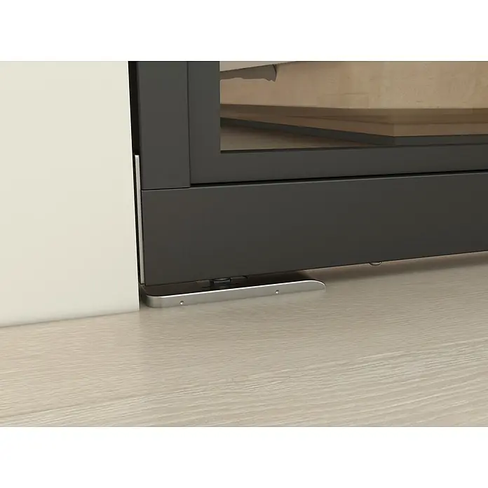 Pivot Schwingtür Loft 830x2115mm Stahl 3 Felder Klarglas schwarz -  - Nahaufnahme des unteren Rahmens einer dunkelgrauen Schiebetür mit silberner Bodenführung auf hellem Holzboden.