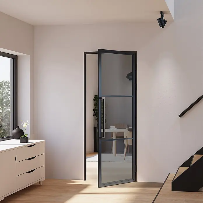Inova Zimmertür Glasdrehtür ESG Glastür Komplettset Grauglas 830 x 2115 Griffstange - 830 x 2.115 mm, DIN Anschlag: Rechts, Schwarz - Schwarze Glastür mit Metallrahmen, halb offen, verbindet zwei Räume in modernem Zuhause.