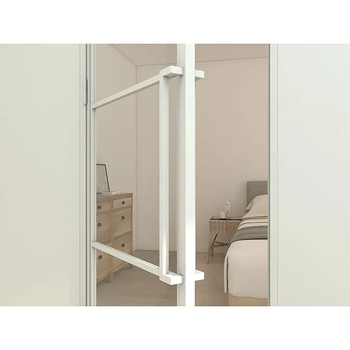 Inova Zimmertür Lofttür Komplettset Stahl DIN Rechts - 834 x 1.972 mm, DIN Anschlag: Rechts, Weiß - Teilweise geöffnete Glastür mit weißen Rahmen und Griffen, die einen Blick in ein neutral getöntes Schlafzimmer freigibt.