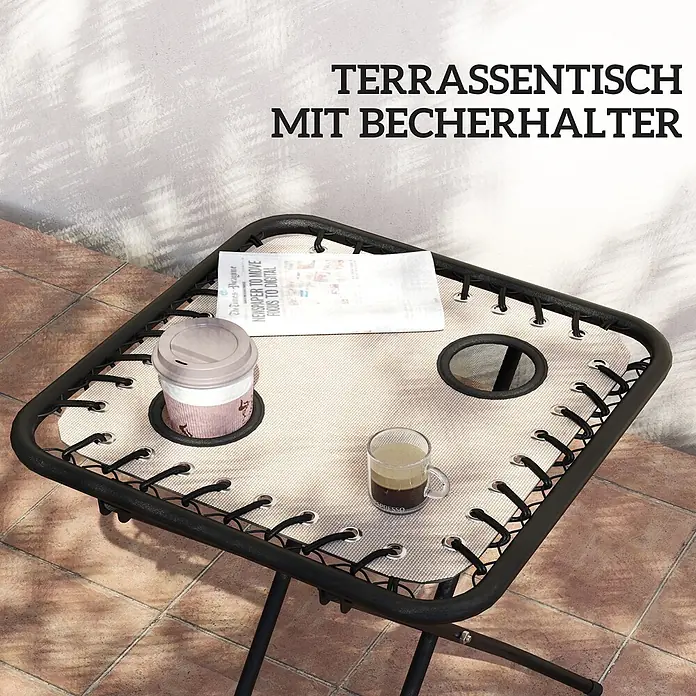 Outsunny Garten-Liegestuhl - 2 Stk., Metall, Texteline (70 % Kunststoff, 30 % Polyester), Rückenlehne verstellbar, Beige - Terrassentisch mit schwarzem Rahmen, heller Netzoberfläche und zwei integrierten Becherhaltern, mit Getränken und Zeitung.