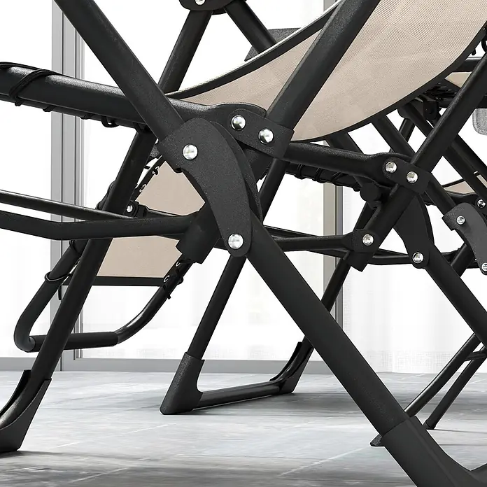Outsunny Garten-Liegestuhl - 2 Stk., Metall, Texteline (70 % Kunststoff, 30 % Polyester), Rückenlehne verstellbar, Beige - Nahaufnahme eines schwarzen Klappstuhls mit beigem Netzgewebe, der den robusten Metallrahmen und die detaillierten Gelenke hervorhebt.