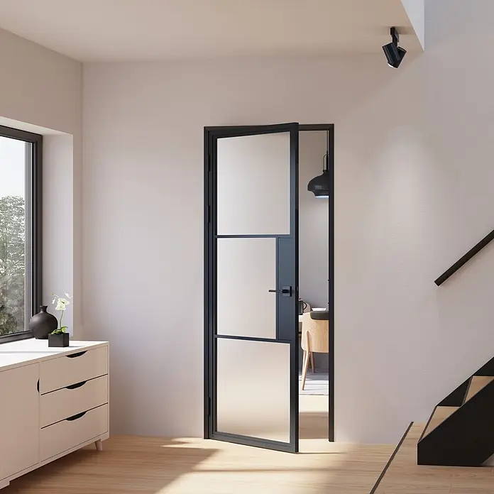 Inova Zimmertür Glasdrehtür ESG Glastür Komplettset 830 x 2115 Satiniert Klinke - 830 x 2.115 mm, DIN Anschlag: Links, Schwarz - Schwarze Innentür mit Metallrahmen und Glaseinsätzen, teilweise geöffnet, verbindet zwei moderne Räume.