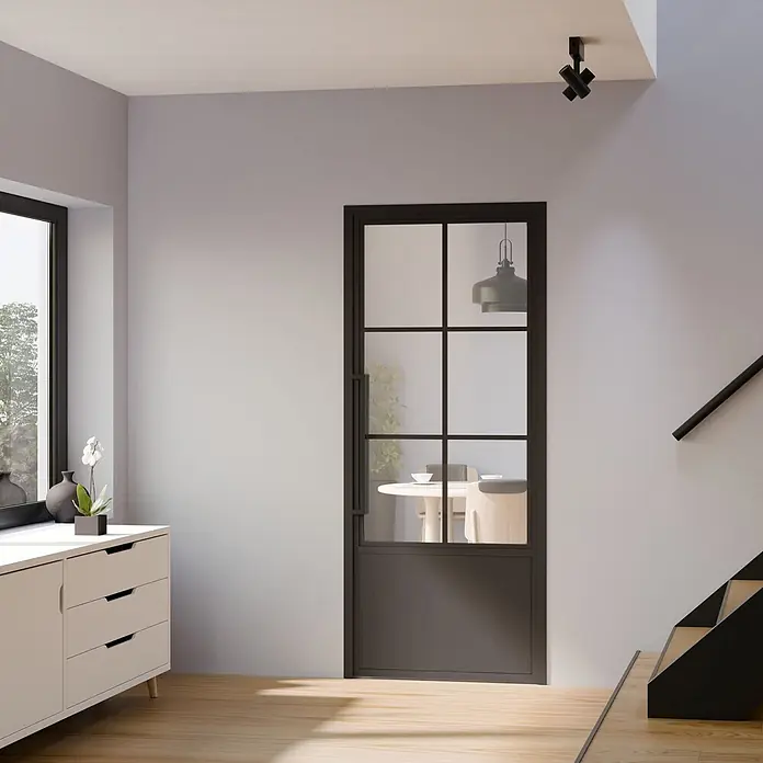 Inova Zimmertür Glasdrehtür ESG Glastür Komplettset 930 x 2040 Klarglas Griffstange - 930 x 2.040 mm, DIN Anschlag: Links, Schwarz - Schwarz gerahmte Glastür aus Metall, die einen Essbereich in einem modernen Interieur abtrennt.