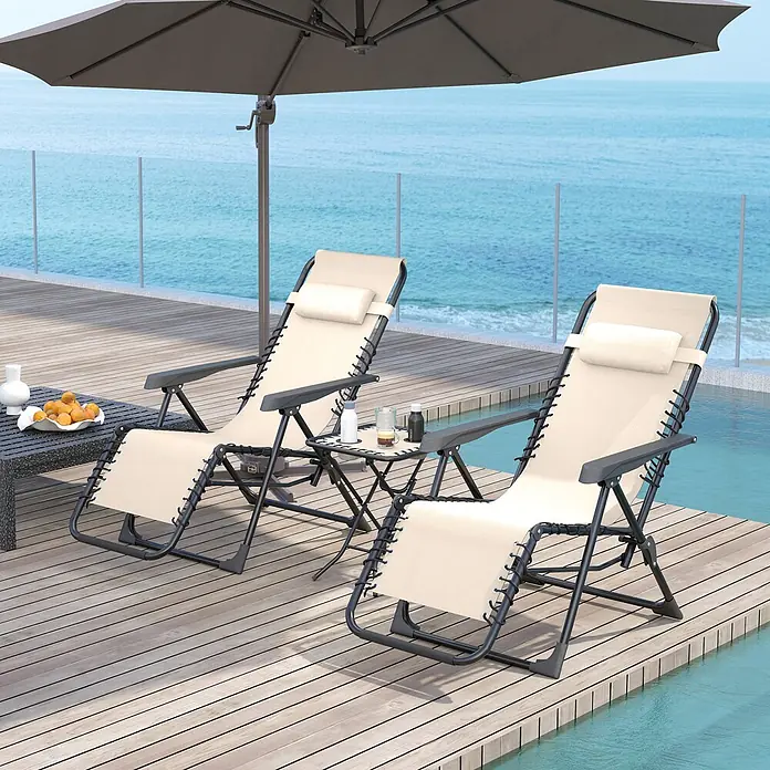 Outsunny Garten-Liegestuhl - 2 Stk., Metall, Texteline (70 % Kunststoff, 30 % Polyester), Rückenlehne verstellbar, Beige - Zwei beigefarbene Schwerelosigkeits-Liegestühle mit schwarzen Gestellen und einem kleinen Beistelltisch auf einer Terrasse.