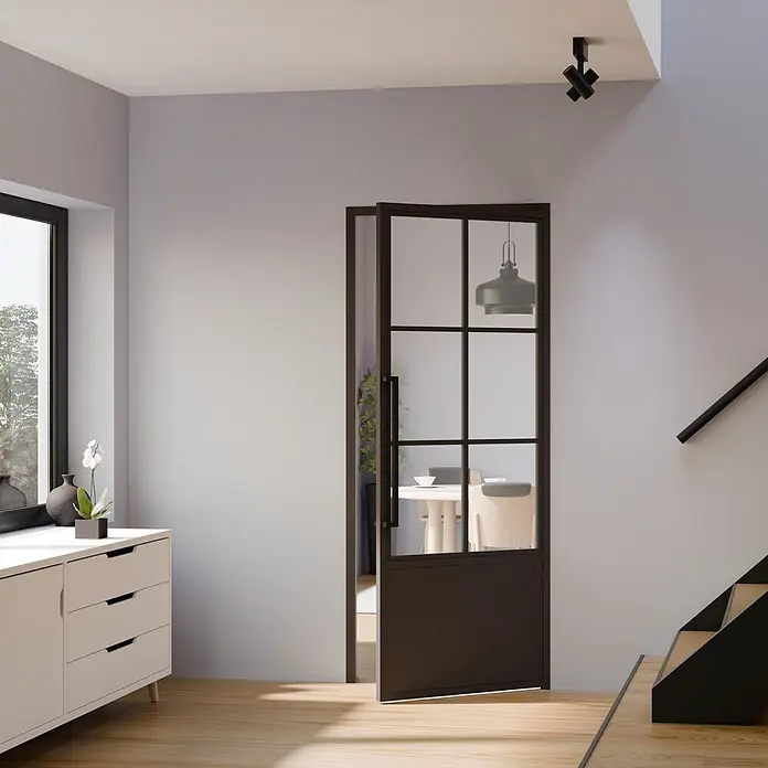 Inova Zimmertür Glasdrehtür ESG Glastür Komplettset 830 x 2115 mm Klarglas Griffstange - 830 x 2.115 mm, DIN Anschlag: Rechts, Schwarz - Teilweise geöffnete Glastür mit schwarzem Rahmen als moderner Raumteiler, der Design und Integration in ein zeitgenössisches Interieur zeigt.