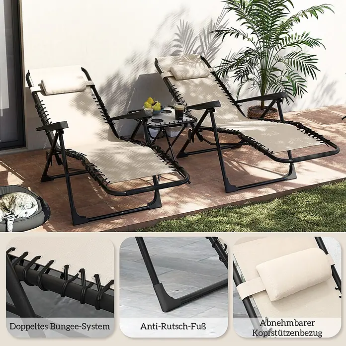 Outsunny Garten-Liegestuhl - 2 Stk., Metall, Texteline (70 % Kunststoff, 30 % Polyester), Rückenlehne verstellbar, Beige - Zwei beigefarbene Schwerelosigkeitsliegen und ein kleiner Tisch auf einer Terrasse mit einer Pflanze.