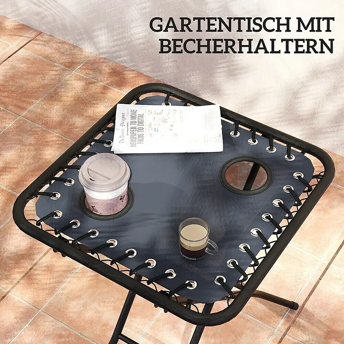 Outsunny Garten-Liegestuhl - Metall, Texteline (70 % Kunststoff, 30 % Polyester), Rückenlehne verstellbar, Dunkelgrau, B x T x H: 65 x 90 x 110 cm - Gartentisch mit dunkelgrauem Stoffbezug und schwarzem Rahmen, mit zwei integrierten Getränkehaltern auf einer Terrasse.