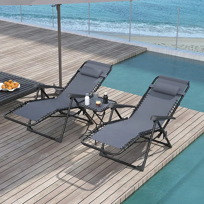 Outsunny Garten-Liegestuhl - Metall, Texteline (70 % Kunststoff, 30 % Polyester), Rückenlehne verstellbar, Dunkelgrau, B x T x H: 65 x 90 x 110 cm - Zwei graue Schwerelosigkeitsliegen und ein passender Beistelltisch am Pool mit Meerblick, ideal zur Entspannung im Freien.