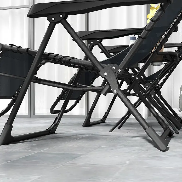 Outsunny Garten-Liegestuhl - Metall, Texteline (70 % Kunststoff, 30 % Polyester), Rückenlehne verstellbar, Dunkelgrau, B x T x H: 65 x 90 x 110 cm - Zwei schwarze Liegestühle mit Metallrahmen und Netzgewebe, drinnen auf Fliesenboden vor großen Fenstern.