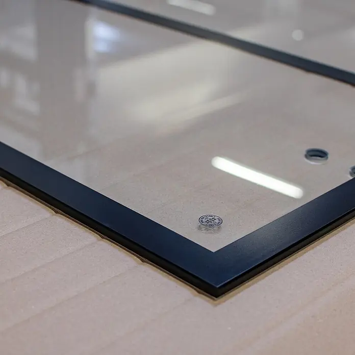 Inova Zimmertür Zimmertür Glas Komplettset mit Studio Beschlag in schwarz - 834 x 1.972 mm, DIN Anschlag: Links/Rechts, Schwarz - Klare Glasplatte mit schwarzem Rahmen, sichtbaren Befestigungslöchern und Prüfsiegel.