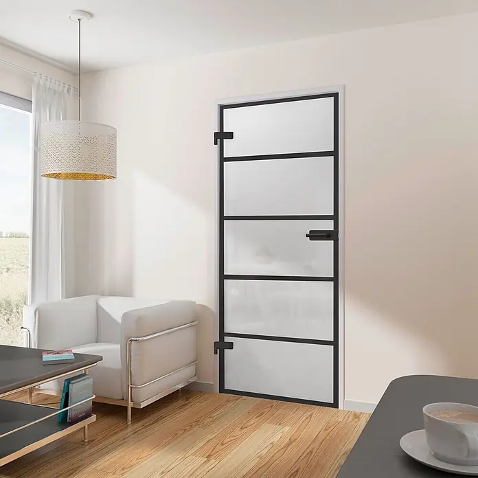 Inova Zimmertür Zimmertür Glas Komplettset mit Studio Beschlag in schwarz - 834 x 1.972 mm, DIN Anschlag: Links/Rechts, Schwarz - Schwarze Innentür mit fünf mattierten Glasscheiben, in einem modernen Wohnzimmer installiert.