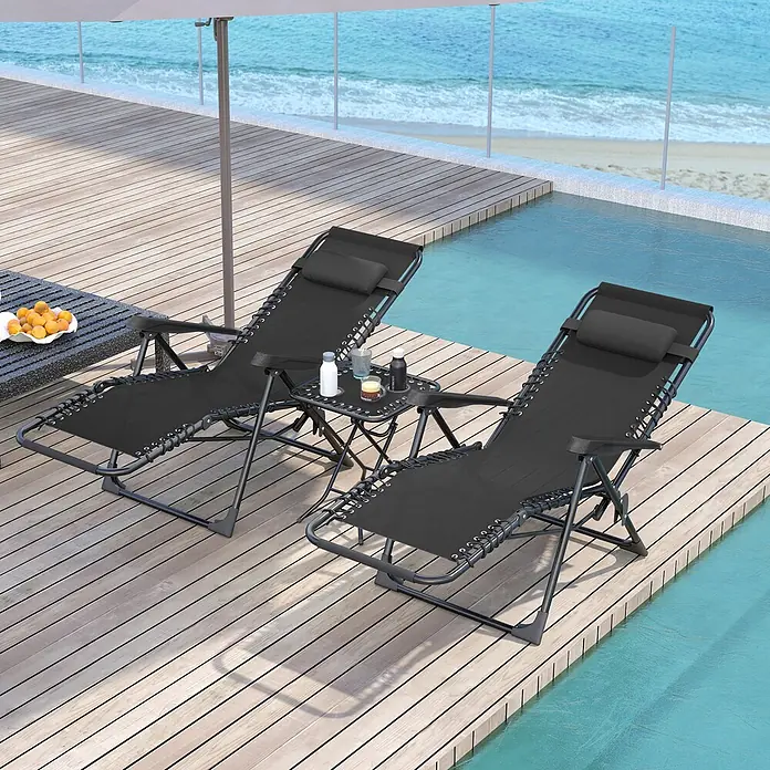 Outsunny Garten-Liegestuhl - Metall, Texteline (70 % Kunststoff, 30 % Polyester), Rückenlehne verstellbar, Schwarz, B x T x H: 65 x 90 x 110 cm - Zwei schwarze Schwerelosigkeits-Liegestühle und ein Beistelltisch auf einer Holzterrasse am Pool für Entspannung im Freien.