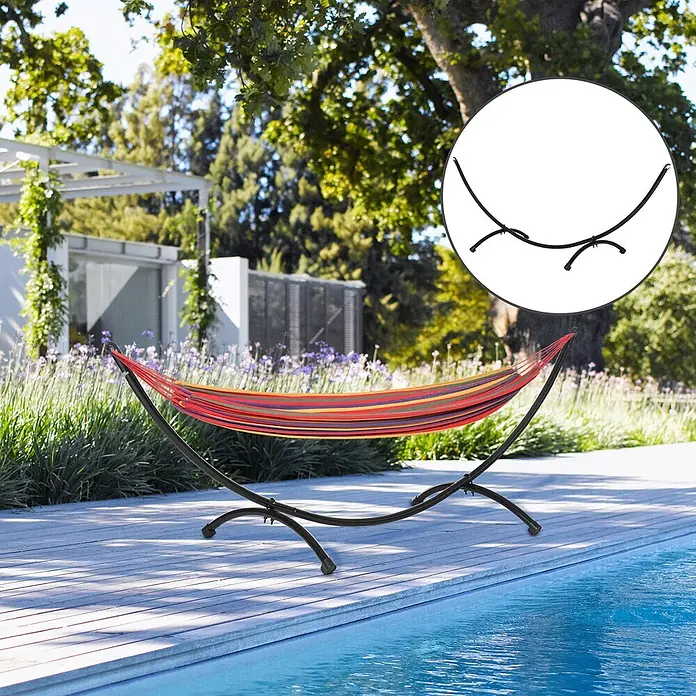 Outsunny Hängemattengestell - Stahl, Schwarz - Gestreifte Stoffhängematte mit schwarzem Metallgestell auf einer Holzterrasse am Schwimmbecken.
