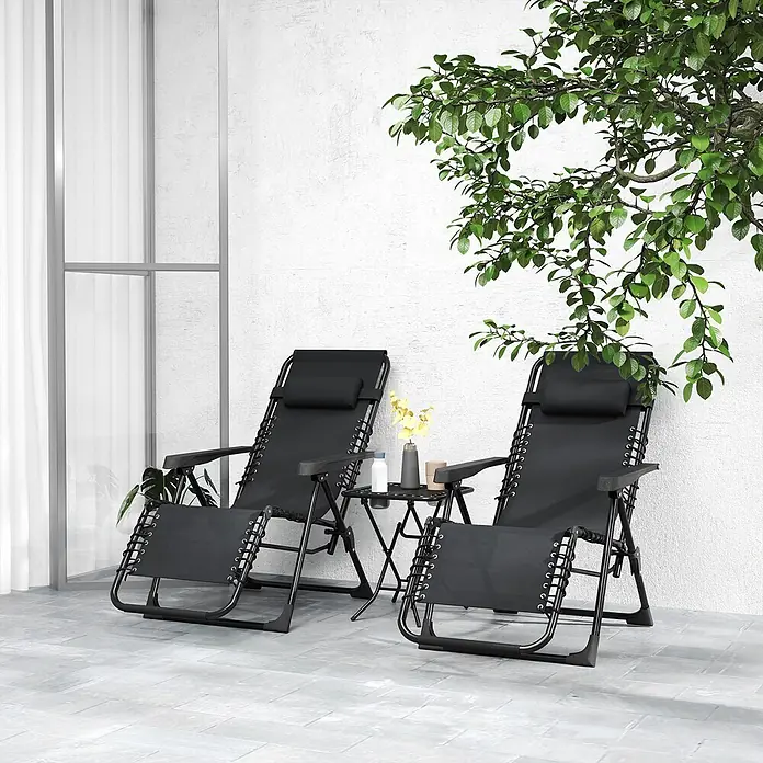 Outsunny Garten-Liegestuhl - Metall, Texteline (70 % Kunststoff, 30 % Polyester), Rückenlehne verstellbar, Schwarz, B x T x H: 65 x 90 x 110 cm - Zwei schwarze Klapp-Liegestühle mit passendem Beistelltisch auf einer Terrasse zur Entspannung im Freien.