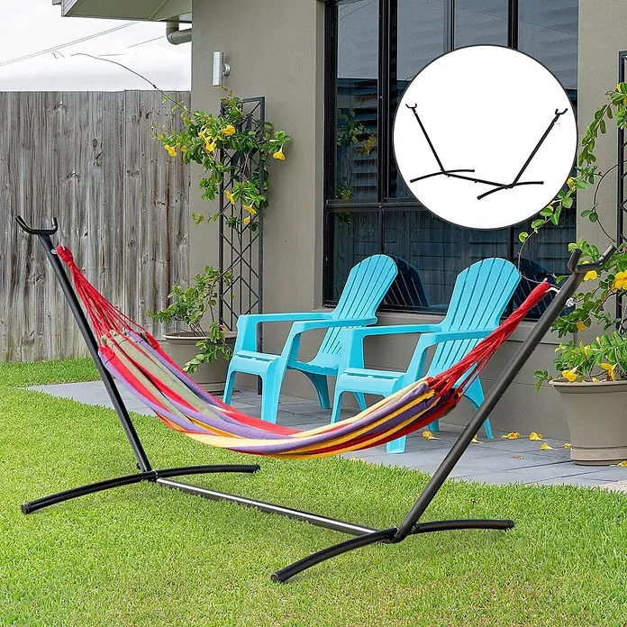 Outsunny Hängemattengestell - L x B x H: 286 x 117 x 110 cm, Metall - Bunte Hängematte auf schwarzem Metallgestell in Gartenumgebung.
