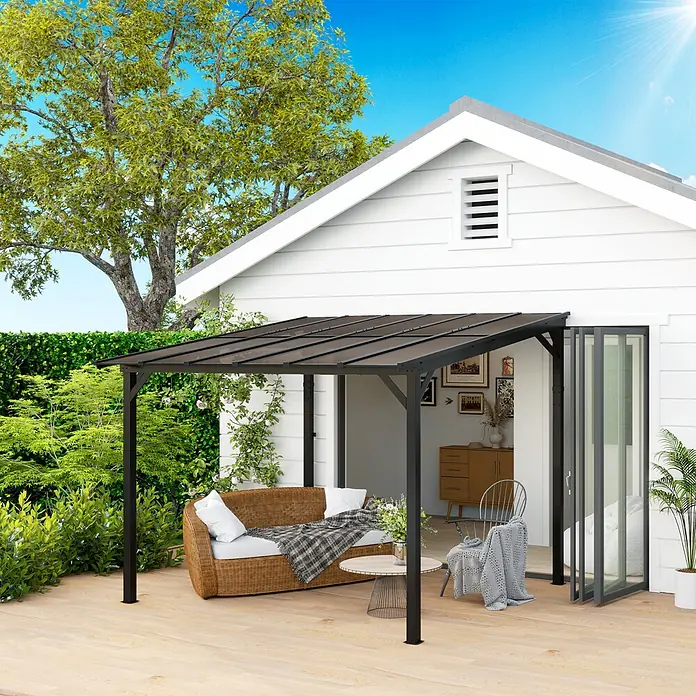 Outsunny Pergola - B x T: 294 x 258 cm, Farbe Gestell: Dunkelgrau, Aluminium - Dunkelbraune Pergola mit durchsichtigen Dachpaneelen, an einem weißen Haus befestigt, über einer Terrasse mit Sitzgelegenheiten.