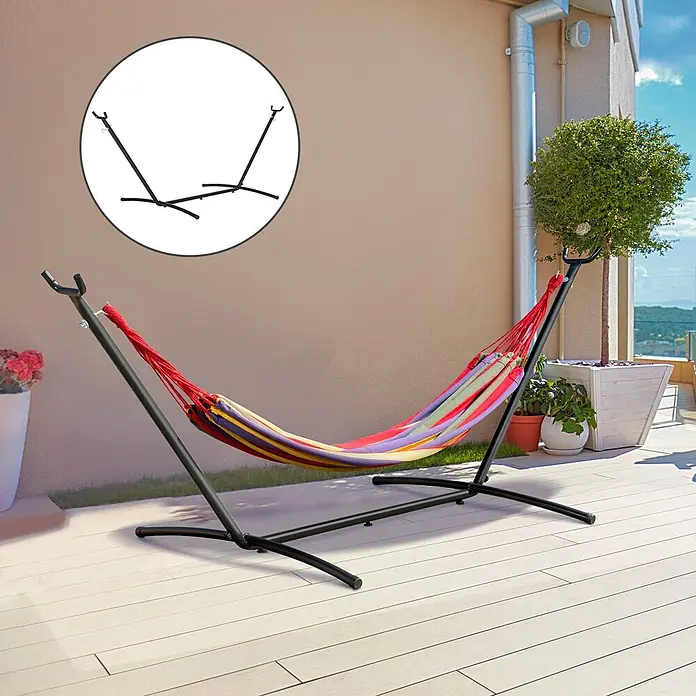 Outsunny Hängemattengestell - L x B x H: 286 x 117 x 110 cm, Metall - Schwarzes Metall-Hängemattenständer mit einer bunten gestreiften Hängematte auf einer Terrasse im Freien.