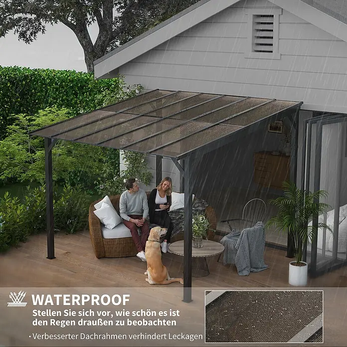 Outsunny Pergola - B x T: 294 x 258 cm, Farbe Gestell: Dunkelgrau, Aluminium - Eine dunkel gerahmte Terrassenpergola mit lichtdurchlässigen Dachplatten schützt zwei Personen und einen Hund auf einer Holzterrasse im Regen.