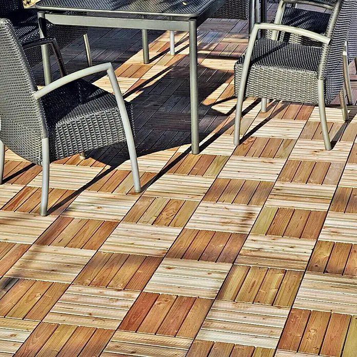 Klickfliese - Douglasie, 30 x 30 x 3 cm, Braun, 4 Stk. - Einladende Terrasse mit quadratischen Holzfliesen, die ein Schachbrettmuster bilden, und passendem Mobiliar für entspannte Stunden im Freien.
