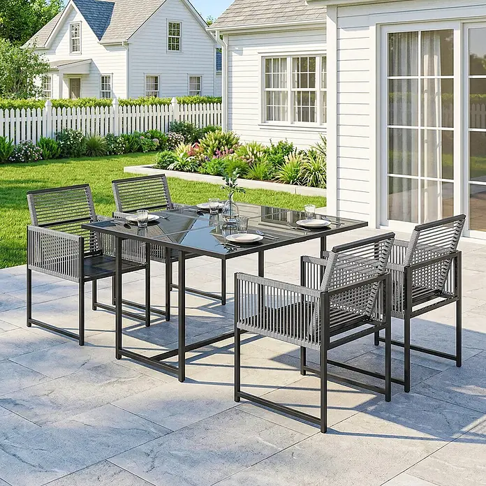 Outsunny Gartentisch-Set - Gesamtumfang: 5 -tlg., Stahl, Gehärtetes Glas, Netzstoff, Baumwoll, Klappbar - Schwarzes Metall- und grau geflochtenes Outdoor-Essset mit Glasplatte und sechs Stühlen auf einer Terrasse.